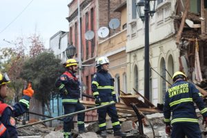 Grupo USAR-Santiago ubic&oacute; y extrajo a fallecido en incendio y posterior derrumbe de casona