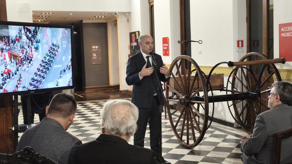 Emotiva presentaci&oacute;n de la corona f&uacute;nebre del M&aacute;rtir del CBS Paul Valenzuela Mu&ntilde;oz