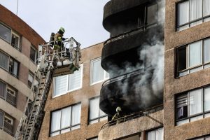 Bomberos control&oacute; incendio en 12&deg; piso de c&eacute;ntrico edificio: hubo cinco lesionados