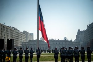 Voluntarios del Cuerpo de Bomberos de Santiago izaron la Gran Bandera del Bicentenario