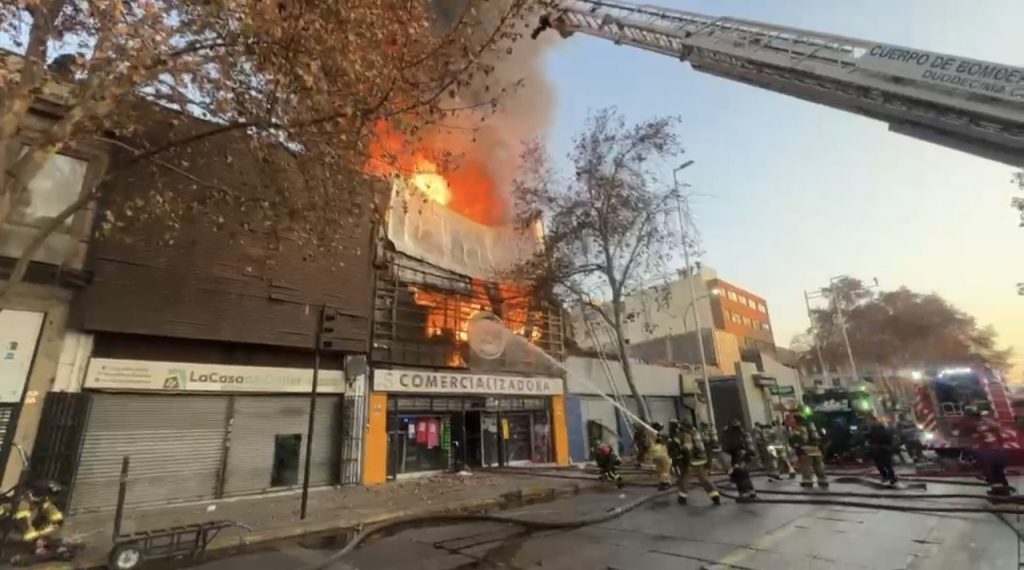 Voluntarios del CBS controlaron incendio que afectó local comercial de Abate Molina y Alameda