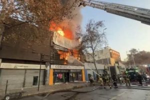 Voluntarios del CBS controlaron incendio que afect&oacute; local comercial de Alameda y Abate Molina