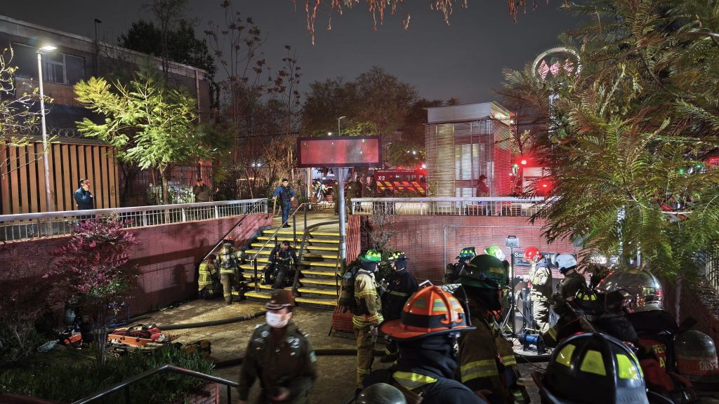 Con 200 voluntarios de 14 Compa&ntilde;&iacute;as el Cuerpo de Bomberos de Santiago control&oacute; incendio en el Metro