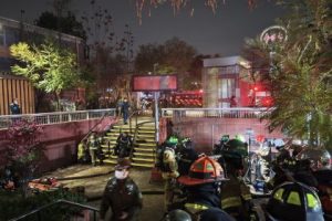 Con 200 voluntarios de 14 Compa&ntilde;&iacute;as el Cuerpo de Bomberos de Santiago control&oacute; incendio en el Metro