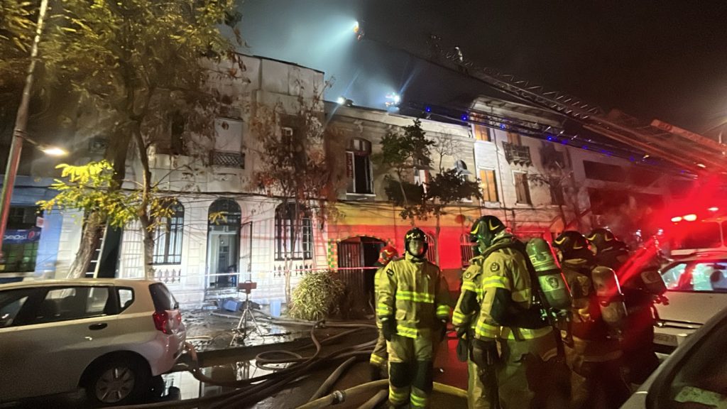 Más de 40 personas fueron evacuadas durante incendio que controló el Cuerpo de Bomberos de Santiago
