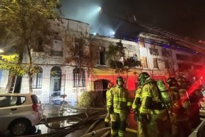 M&aacute;s de 40 personas fueron evacuadas durante incendio que control&oacute; el Cuerpo de Bomberos de Santiago
