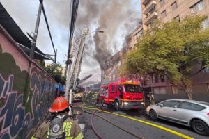Con 180 voluntarios el CBS control&oacute; incendio en edificio que almacenaba repuestos automotrices