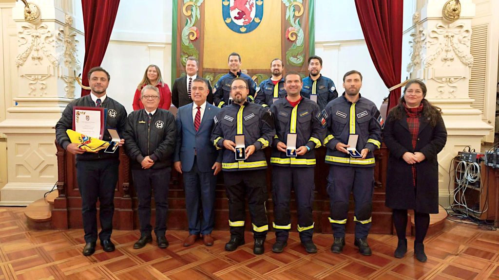 Integrantes del Grupo USAR que trabajaron en Venezuela recibieron la Medalla de Santiago