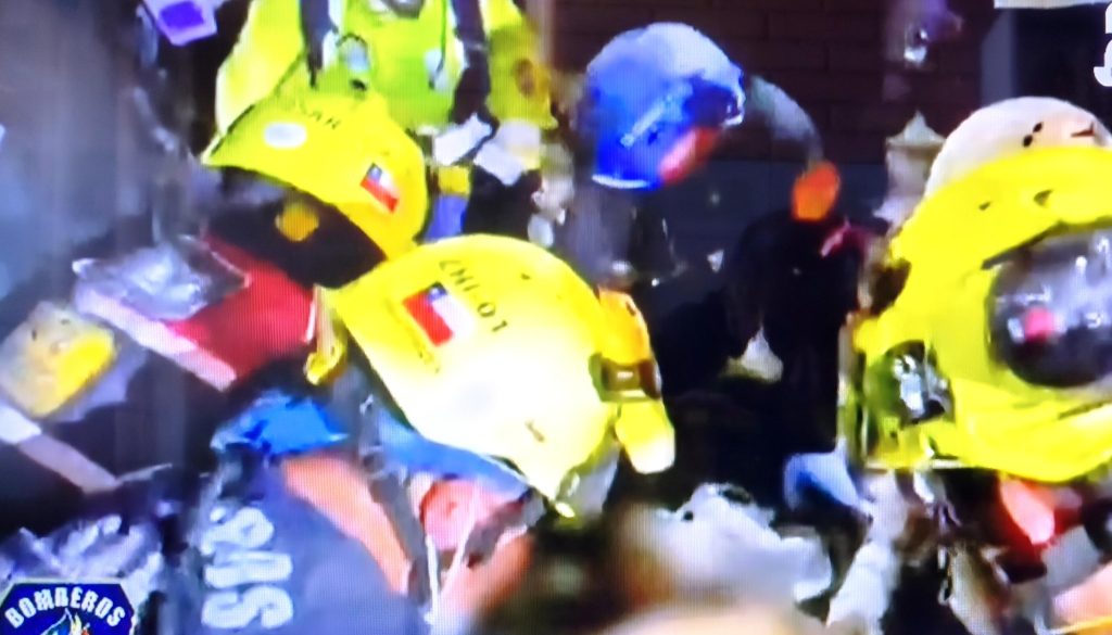 Grupo USAR-Chile rescat&oacute; con vida a guardia atrapado 8 d&iacute;as en edificio por terremotos de Venezuela