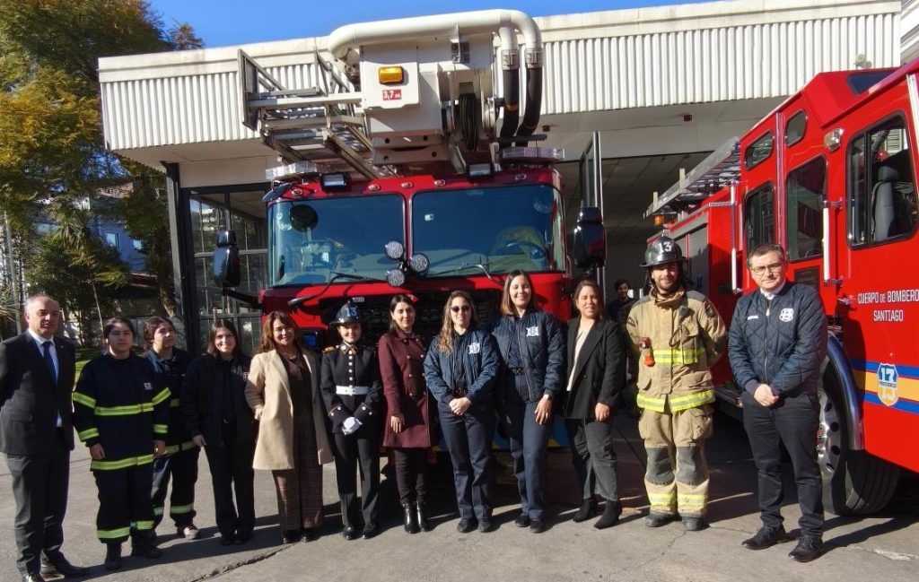 Ministra de la Mujer visit&oacute; cuartel de la 13&ordf; Compa&ntilde;&iacute;a con motivo del D&iacute;a del Bombero