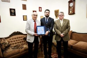 La &ldquo;Pompe France&rdquo; obsequi&oacute; galvano a la Pe&ntilde;a de los 50 A&ntilde;os &ldquo;Hern&aacute;n Figueroa Anguita&rdquo;