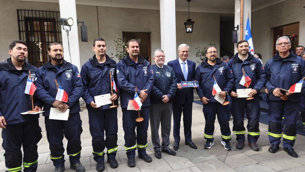 Presidente Kast encabezó homenaje a voluntarios de USAR-Chile en La Moneda