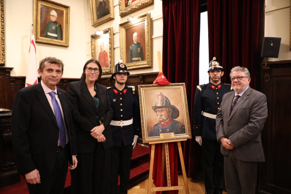 Develan retrato de bombero de la 10&ordf; Compa&ntilde;&iacute;a que rescat&oacute; cuerpo de Arturo Prat