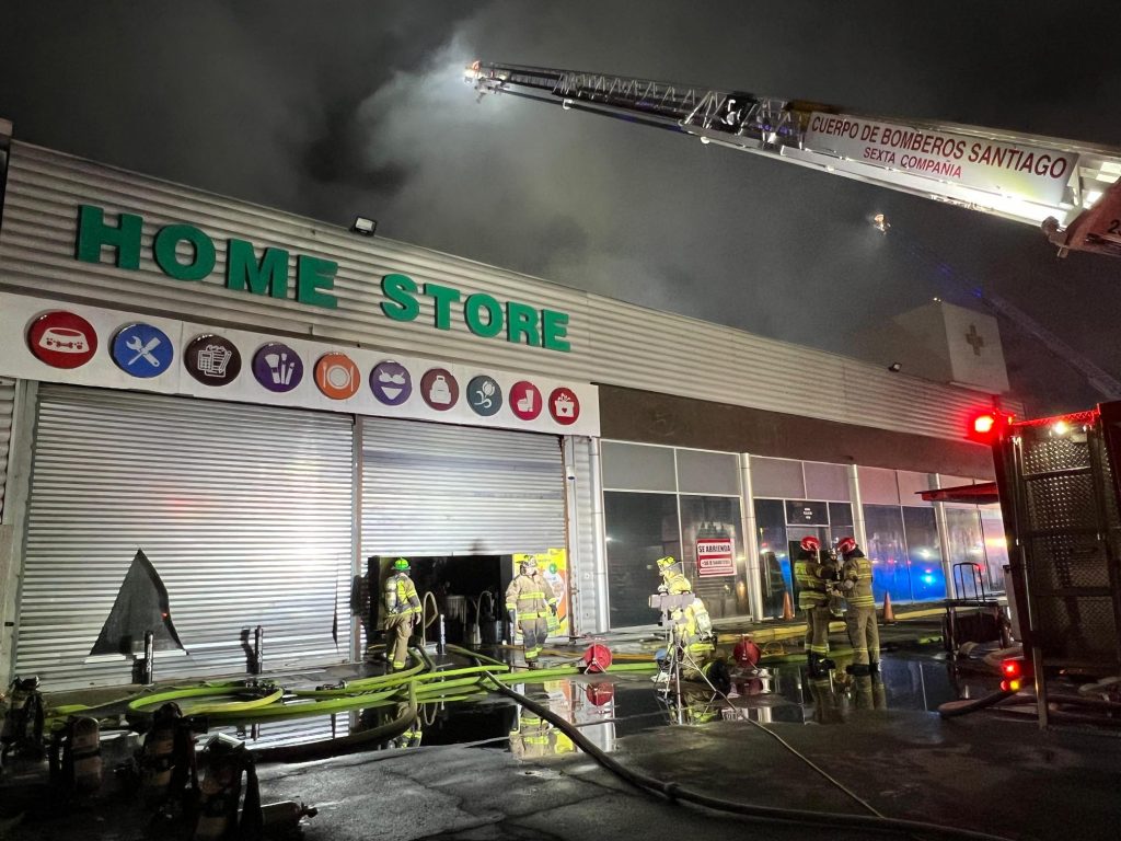 Colapsa techumbre de mall chino en Tercera Alarma de Incendio