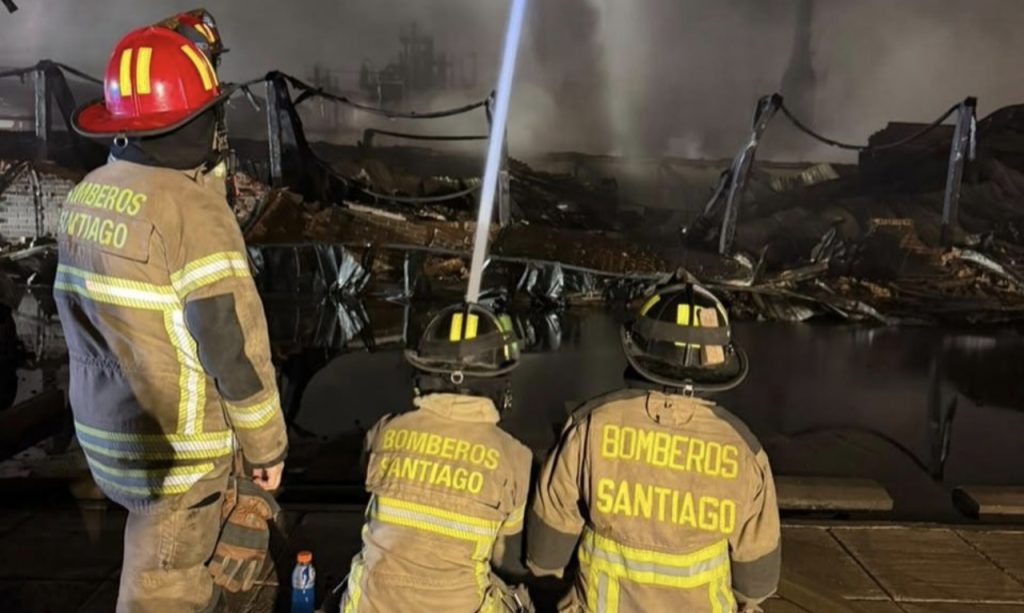 CBS apoy&oacute; con 6 m&aacute;quinas a Bomberos de Quilicura ante incendio en planta qu&iacute;mica