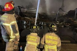 CBS apoy&oacute; con 6 m&aacute;quinas a Bomberos de Quilicura ante incendio en planta qu&iacute;mica