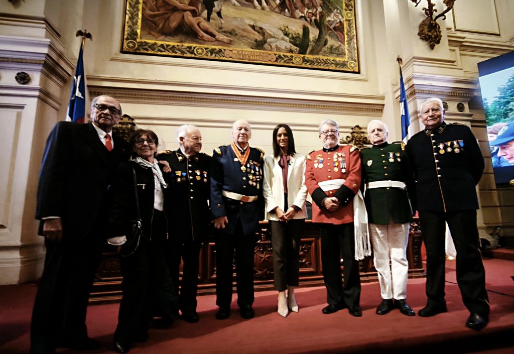 Seis voluntarios del Cuerpo de Bomberos de Santiago recibieron la Medalla del Senado