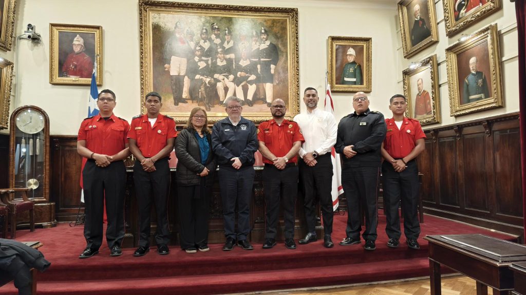 Cuartel General: encuentro institucional con bomberos de Ecuador