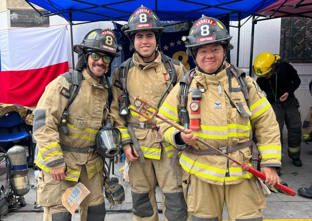 Bomberos de Santiago participaron en desafío “Valparaíso Cerro Arriba 2026”