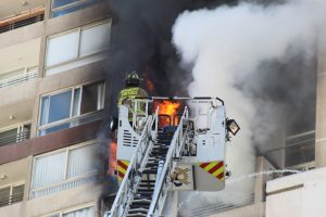 Rescate de personas y mascotas en incendio de edificio de 30 pisos