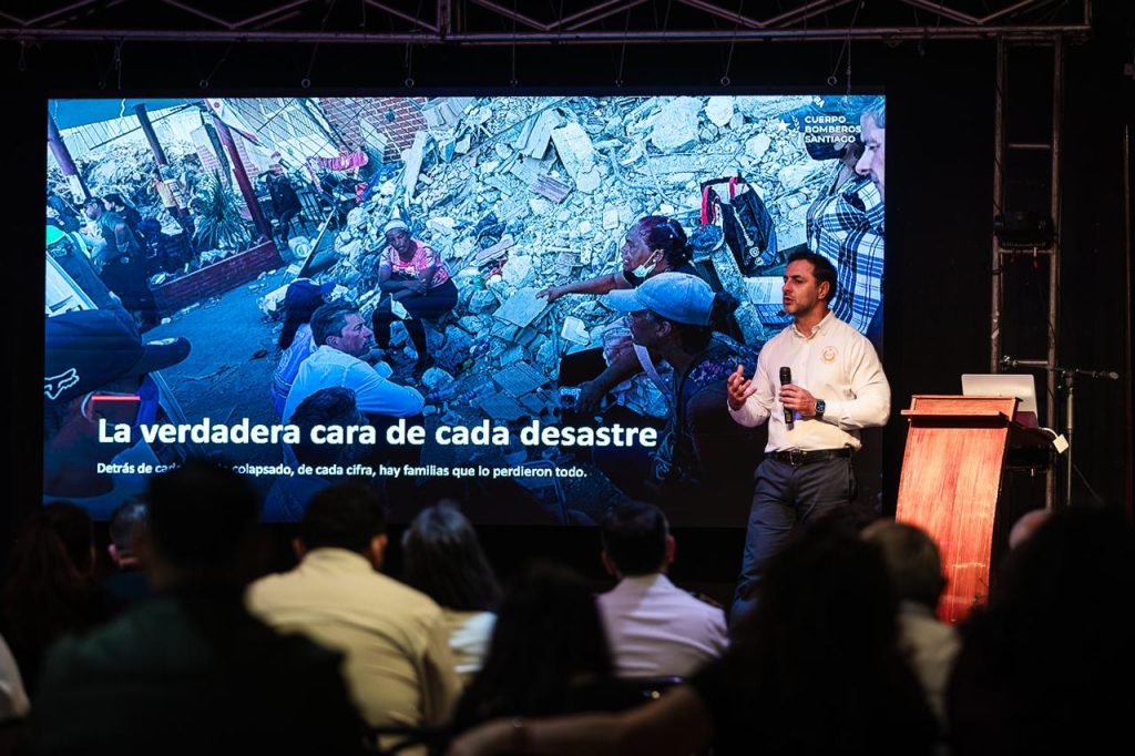 Cuarto Comandante expuso sobre riesgos de desastres en Arica