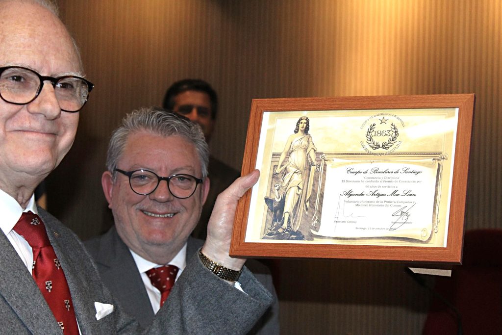 Director Honorario Alejandro Artigas recibe Premio de Constancia por 60 a&ntilde;os de servicios