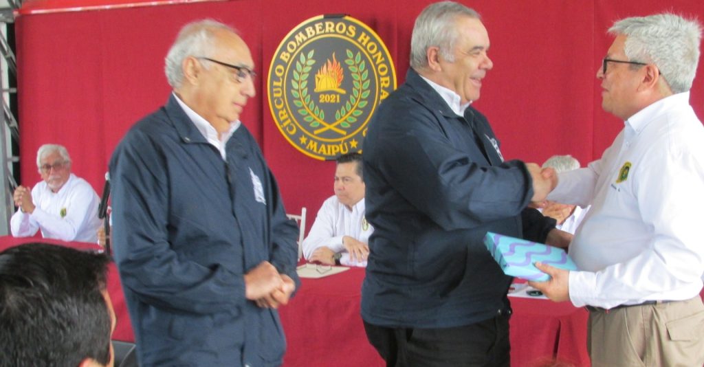 Pe&ntilde;a de los 50 A&ntilde;os concurri&oacute; a aniversario de C&iacute;rculo de Bomberos Honorarios de Maip&uacute;